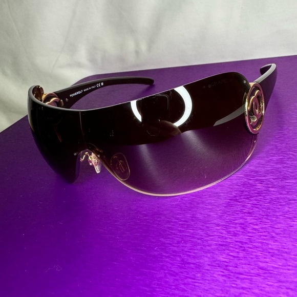❤️‍🔥Chanel Women’s sunglasses. Brown and Gold. Made in Italy. Light wear - Picture 8 of 8